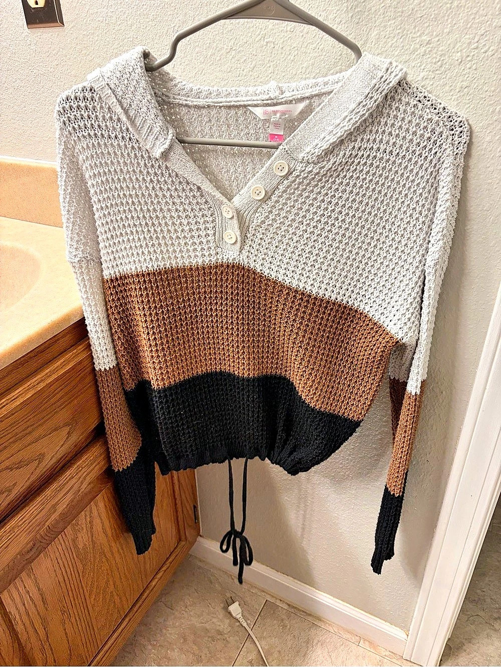 No Boundaries Color Block V-Neck Sweater Size Medium